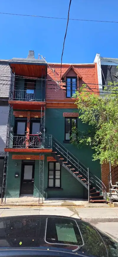 Superbe 4 1/2 rénové, entièrement meublé et équipé au cœur du Plateau avec 2 chambres + balcon et cl...