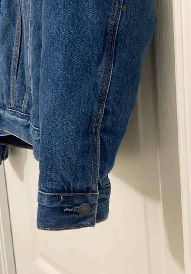 Abercrombie & Fitch Sherpa-Lined Trucker Denim Jacket in Men's in Mississauga / Peel Region - Image 5