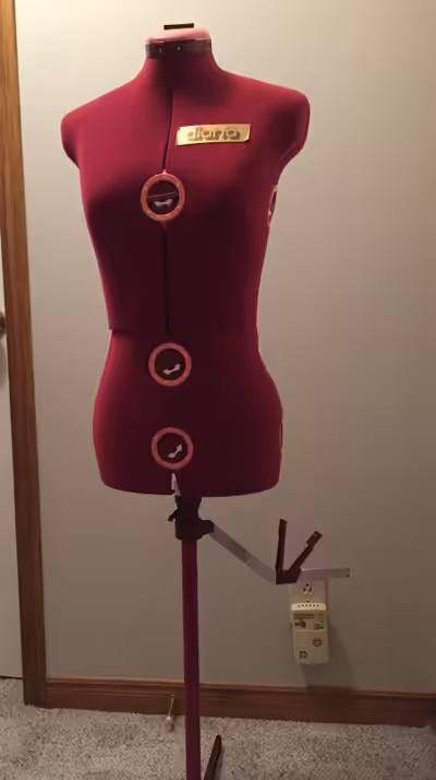 DRITZ Adjustable Dress Form Adjusts from 84 cm to 100 cm; Size S - M Included is a stand for the for...