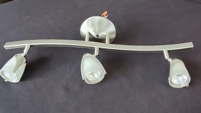 Luminaire de 3 lumières sur rail  3 Light Track Lighting in Indoor Lighting & Fans in Laval / North Shore - Image 2