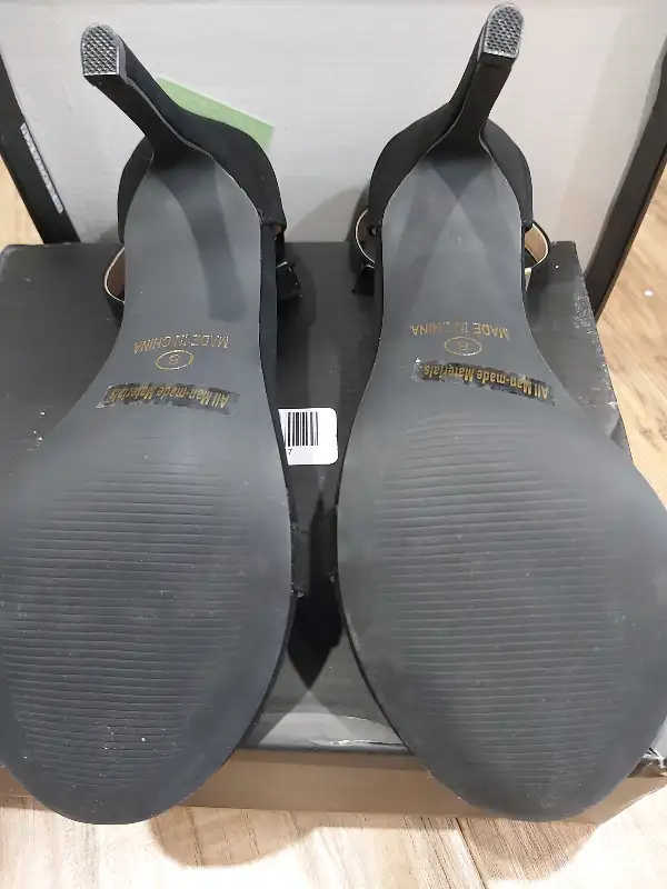 HEELS- WOMEN SIZE 8 in Women's - Shoes in Kitchener / Waterloo - Image 4