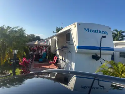 Magnifique fiftwell 32 pieds installée sur pilotis en floride. Localisation sortie 18 sud autoroute...