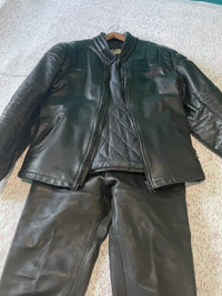 Manteau et pantalon en cuir