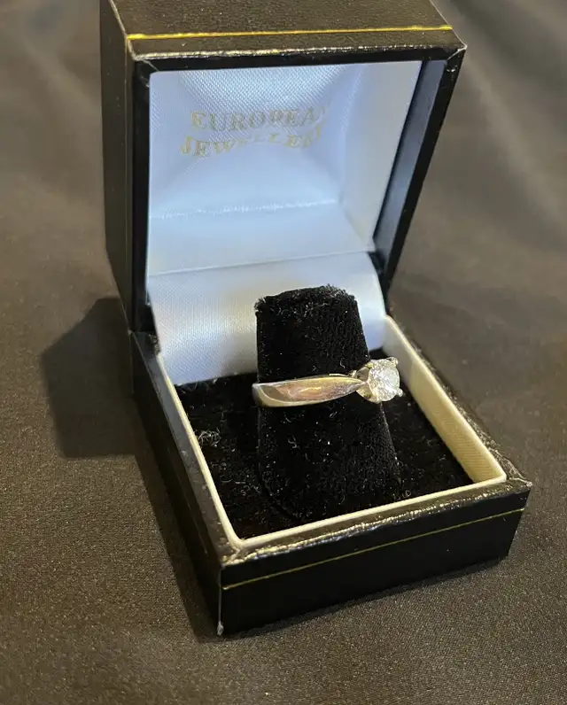 Diamond engagement ring64335578149122122