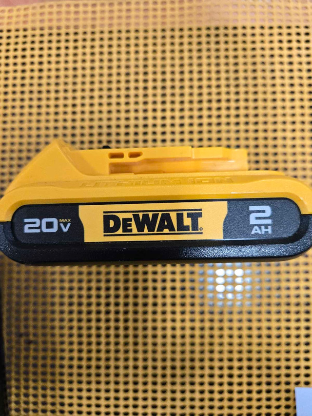 DEWALT  20V 2AH BATTERY  LIKE NEW in Power Tools in City of Toronto