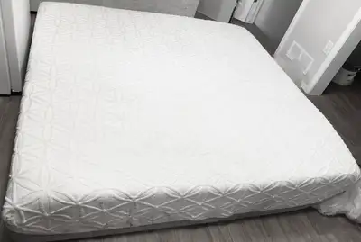 King Tempurpedic Mattress & Box Springs, View more