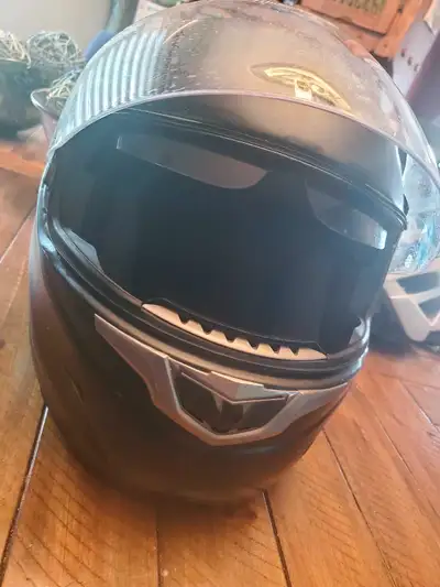 Casque Zox noir de petite taille qui est parfait pour la moto ou le scooter. Bien qu'il ait été util...