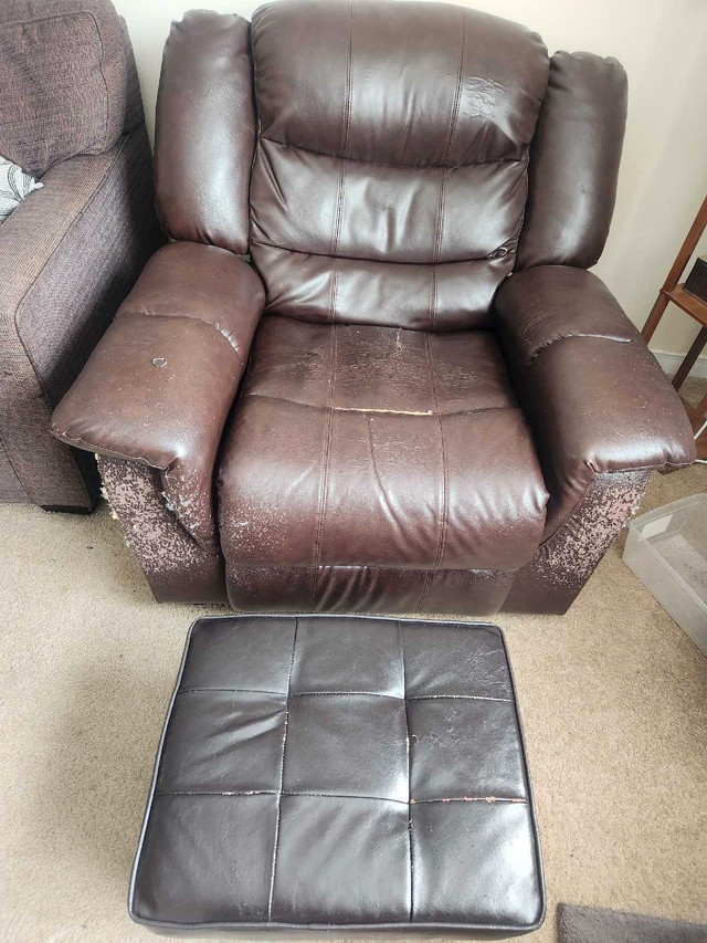 Recliner love seat and Reciner Chair  in Chairs & Recliners in North Bay - Image 2