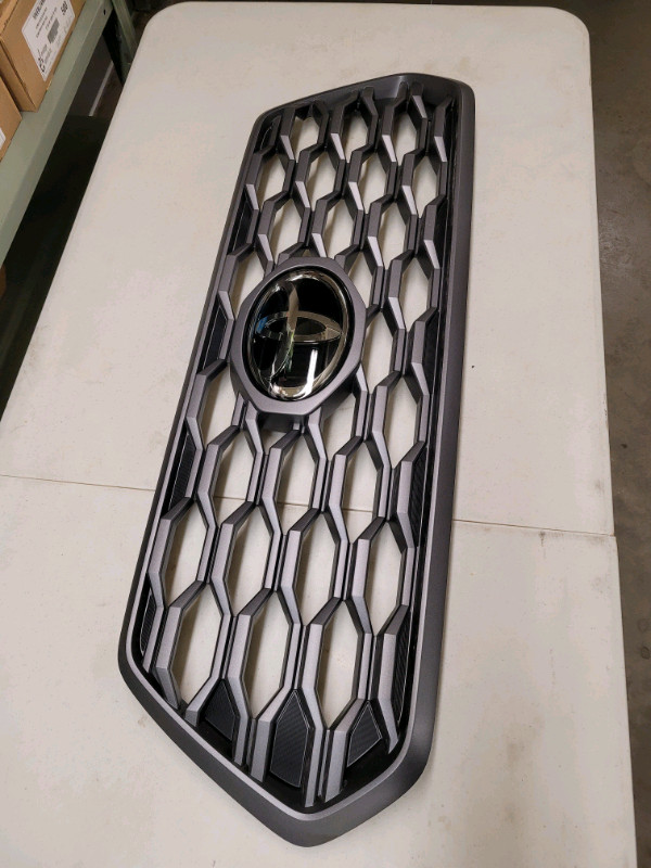 Grille de toyota tacoma dans Pièces de carrosserie  à Laval/Rive Nord - Image 2