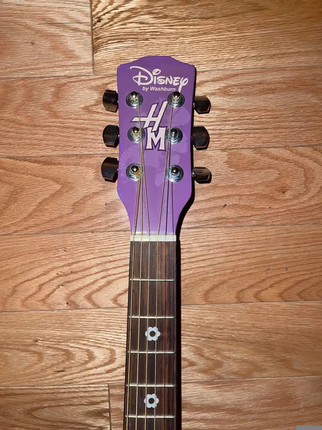Disney  Washburn Hannah Montana Acoustic Guitar in Guitars in City of Montréal - Image 5