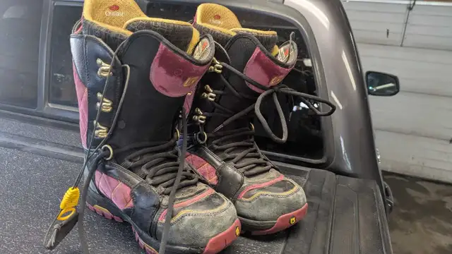 snowboard boots in Snowboard in Calgary - Image 2