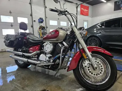 Yamaha vstar 1100 en superbe état. La peinture est super belle et la mécanique a1. Toujours entrepos...