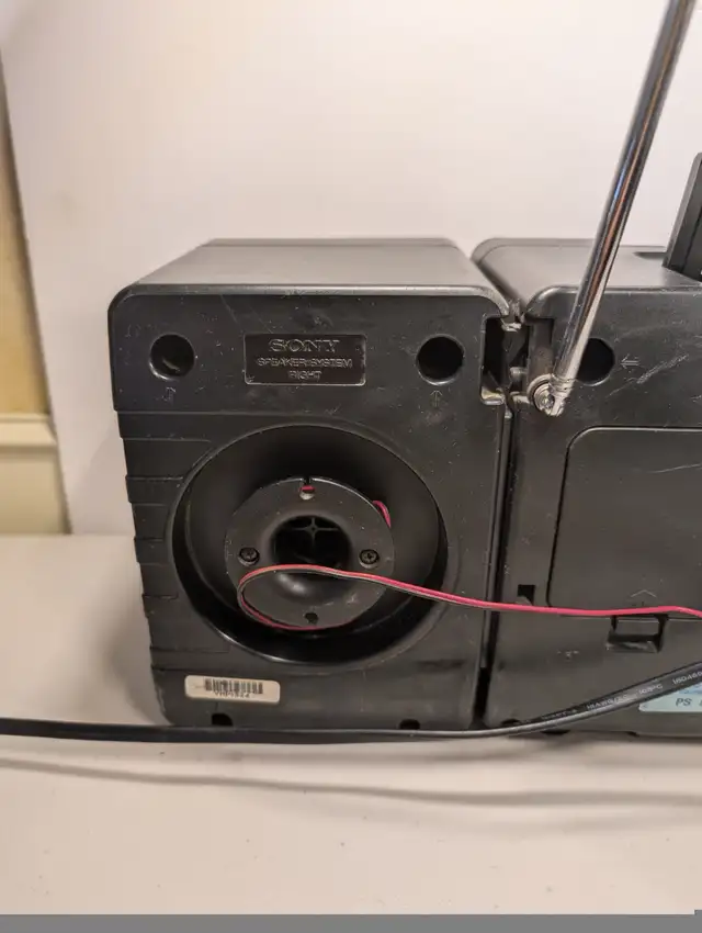 Vintage Sony CFS-1030 BOOMBOX Stereo Tape Player needs fix in Stereo Systems & Home Theatre in Markham / York Region - Image 4