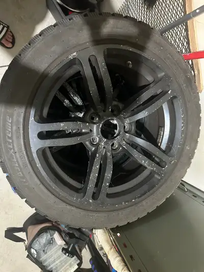 4 BMW winter tires and black rims 225/50R17 650.00