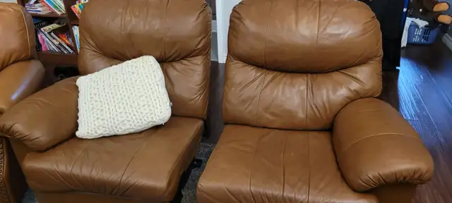 Ensemble de canapé et fauteuil inclinables in Couches & Futons in Trois-Rivières - Image 3