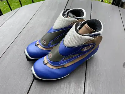 Salomon cross-country ski boots (women's size 8), View more