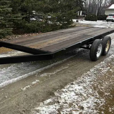 16 ft (+4 ft v in front ) flat deck. Brand new stained pressure treated deck, all frame was cleaned...