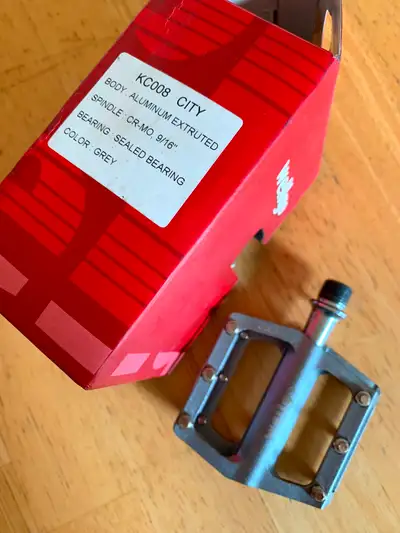 Like new high quality pedals, flat and clipless/combine, View more