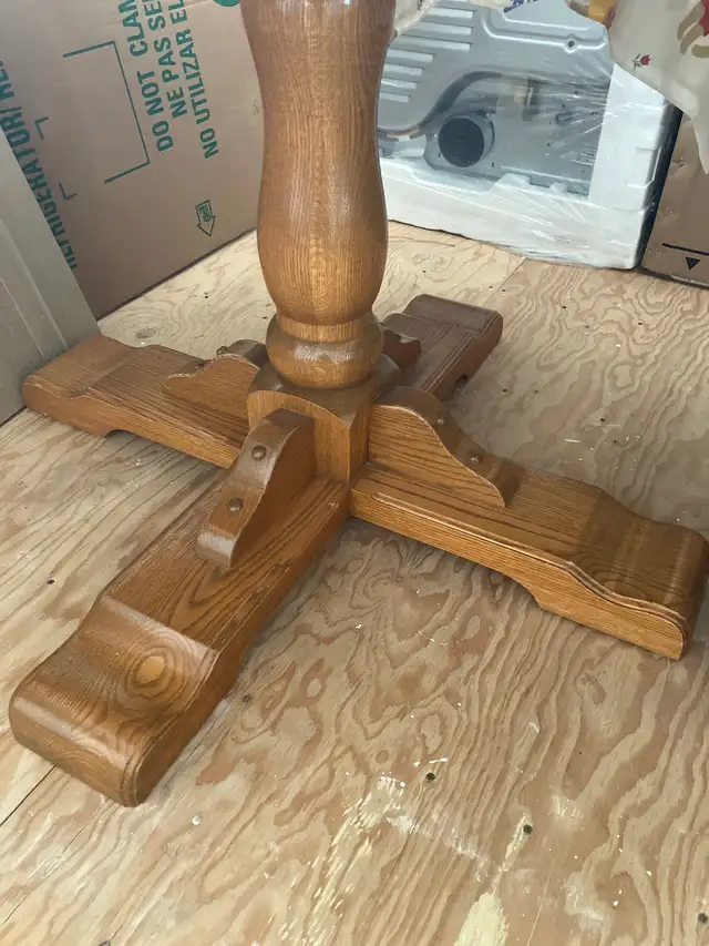 Solid Oak Kitchen Table with 4 Captain Chairs408909739616512002