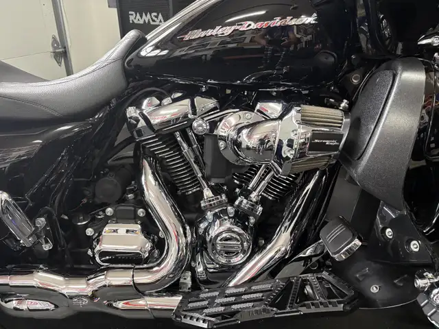 HD Road Glide - Like New! Cash or Trade in Touring in Sarnia - Image 3