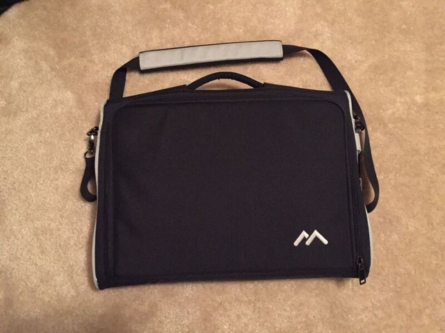 NEW Laptop/Tablet Shoulder Case ~ Brand New in Laptop Accessories in Nanaimo - Image 3
