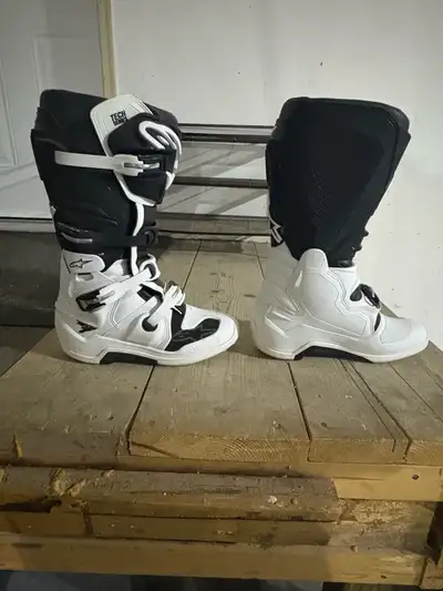 Brand new tech 7 boots. Size 11