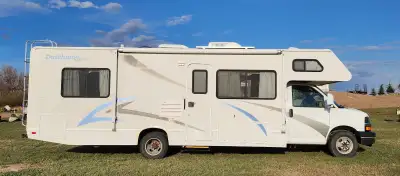 2005 Thor Dutchmen Express Motorhome for sale. 29 feet long Chev 6.0 litre Vortec Gas Engine (No lea...