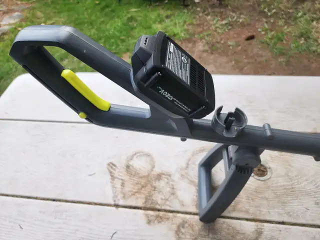 Yardworks 20 V Cordless Telescopic GrassTrimmer Edger Weedwacker in Lawnmowers & Leaf Blowers in Windsor Region - Image 7
