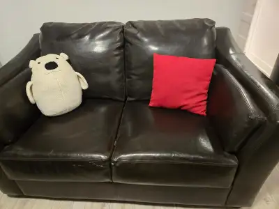2 causeuses en cuir en très bonne condition de couleur foncé peut être vendu séparé (négociable )