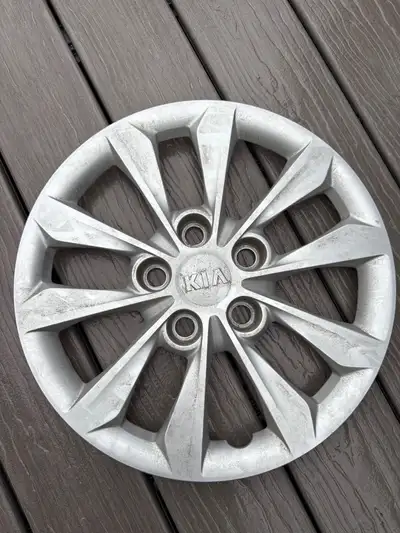 4 ENJOLIVEUR DE ROUR KIA D'ORIGINE EN BONNE ÉTAT 15 POUCE/ 5TROU $80.00 POUR LES QUATRES (PAS VENDU...