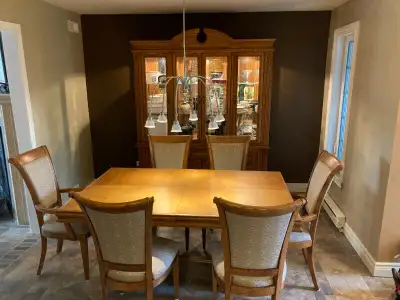 Table, 6 chaises, buffet et vaisselier en Chêne massif, View more