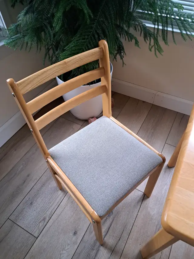 Table and Chairs in Dining Tables & Sets in Brockville - Image 4