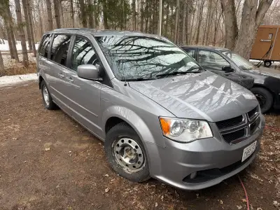 Well, maintained 2015 Dodge grand Caravan crew. Comes with winter and all season tires. Pre-safety i...