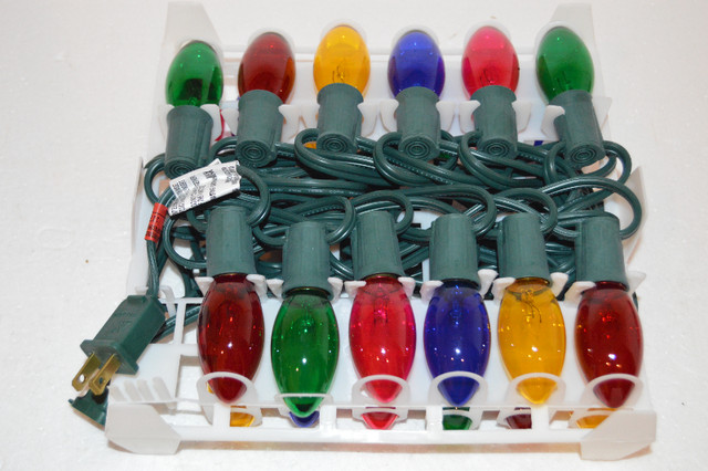 25 Outdoor Christmas Light Set 25FT Brand New with Gutter Hooks in Home Décor & Accents in Markham / York Region - Image 2