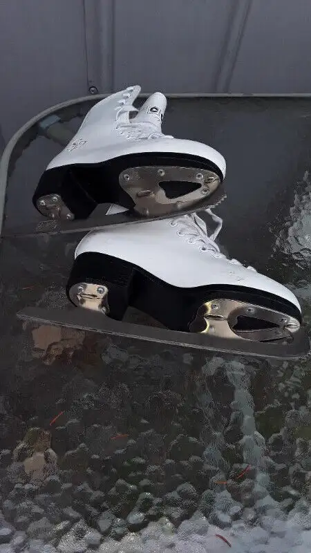 Girl's figure skates/Patins artistique pour filles in Skates & Blades in West Island - Image 5