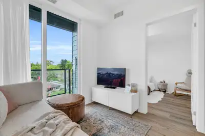 Welcome to this clean and well-maintained 1-bedroom, 1-bathroom condo in an excellent and convenient...