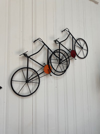 Décoration murale en métal avec deux vélos 
