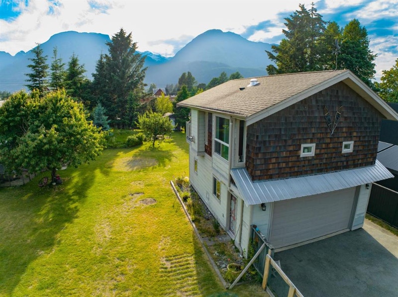 Carriage house in Garibaldi Village beside SeeToSky Long Term Rentals