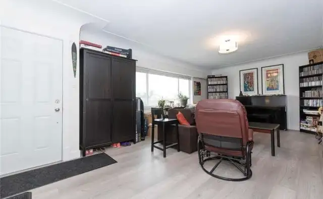 3 beds 1 bath walking to UVic in Room Rentals & Roommates in Victoria - Image 3