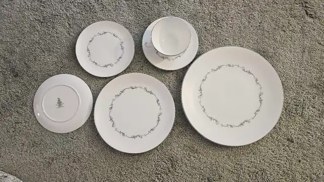 Royal Doulton Full China Set 50 Pieces in Kitchen & Dining Wares in City of Toronto - Image 2