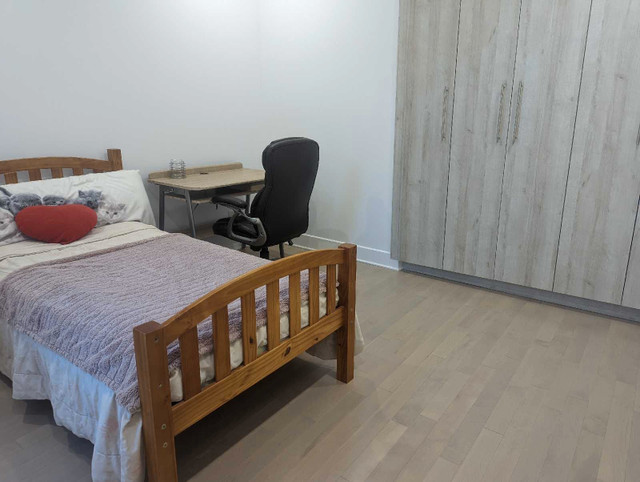 Clean and sunny room to share with females  dans Locations longue durée  à Ville de Montréal - Image 2