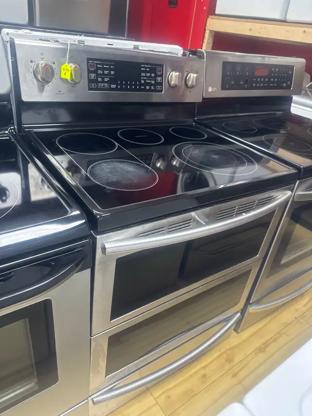 LG Electric Range in Stoves, Ovens & Ranges in Laval / North Shore - Image 2