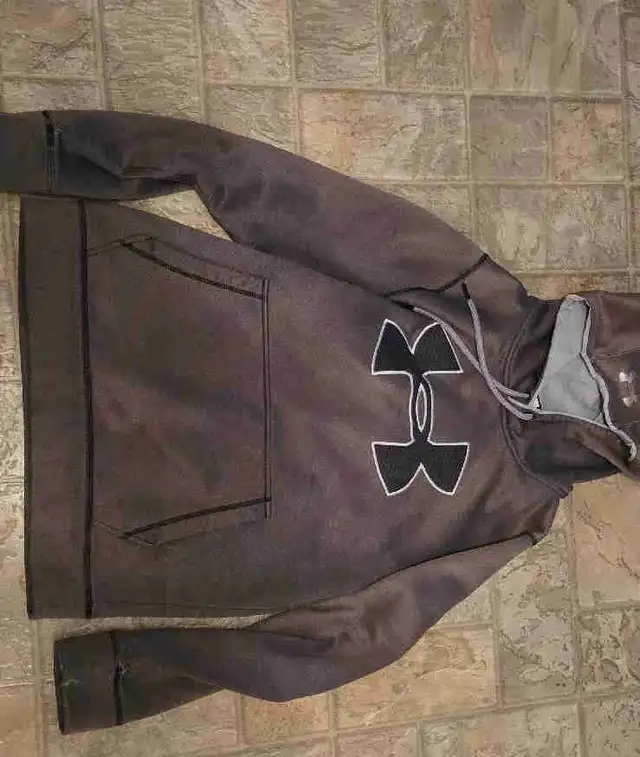 Under Armour Hoodie in Men's in Cole Harbour - Image 2
