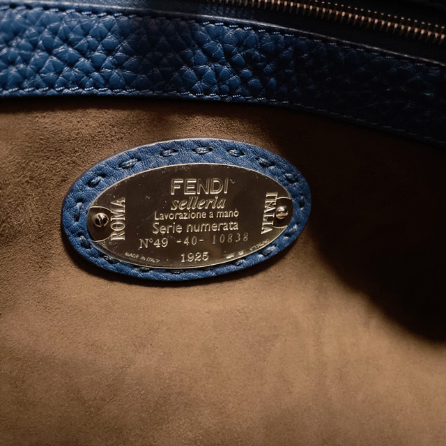 Fendi Leather bucket bag  in Women's - Bags & Wallets in Markham / York Region - Image 3