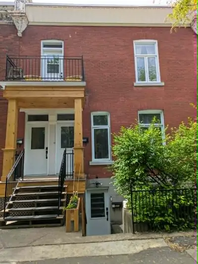 ** Grand 5 1/2 dans Hochelaga** Lumineux et agréable cocon au dernier étage d'un triplex. Entrée pri...