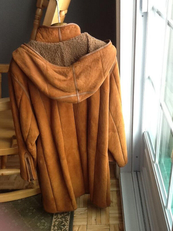 Superbe manteau en agneau renversé d'une riche couleur "tan" dans Femmes - Hauts et vêtements d'extérieur  à Shawinigan - Image 2