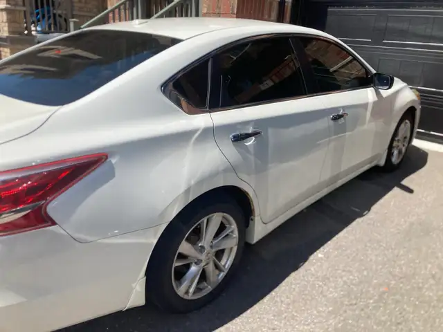 Nissan Altima clean car