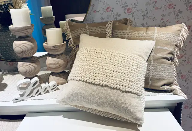 Lot de 3 coussins décoratifs  in Home Décor & Accents in Laval / North Shore - Image 2