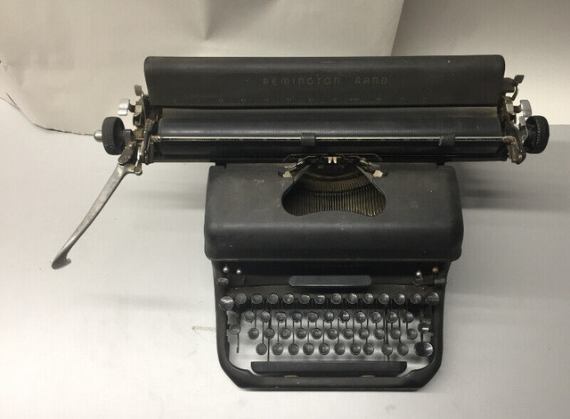 AM582 Vtg Remington Rand 1949 Standard No. 17 Typewriter in Arts & Collectibles in Oshawa / Durham Region - Image 2
