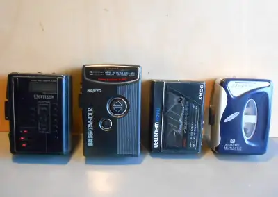 Il me reste 4 vieux balladeurs pour cassettes de style Walkman (Sony) des années 80s, ces baladeurs...